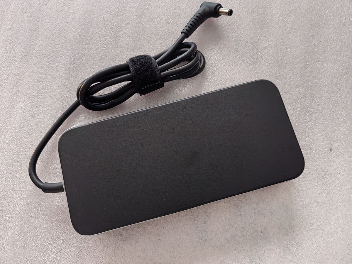 OEM Slim Delta 20V 11.5A 230W  - مراجعة Pc Gaming Uk وسعره