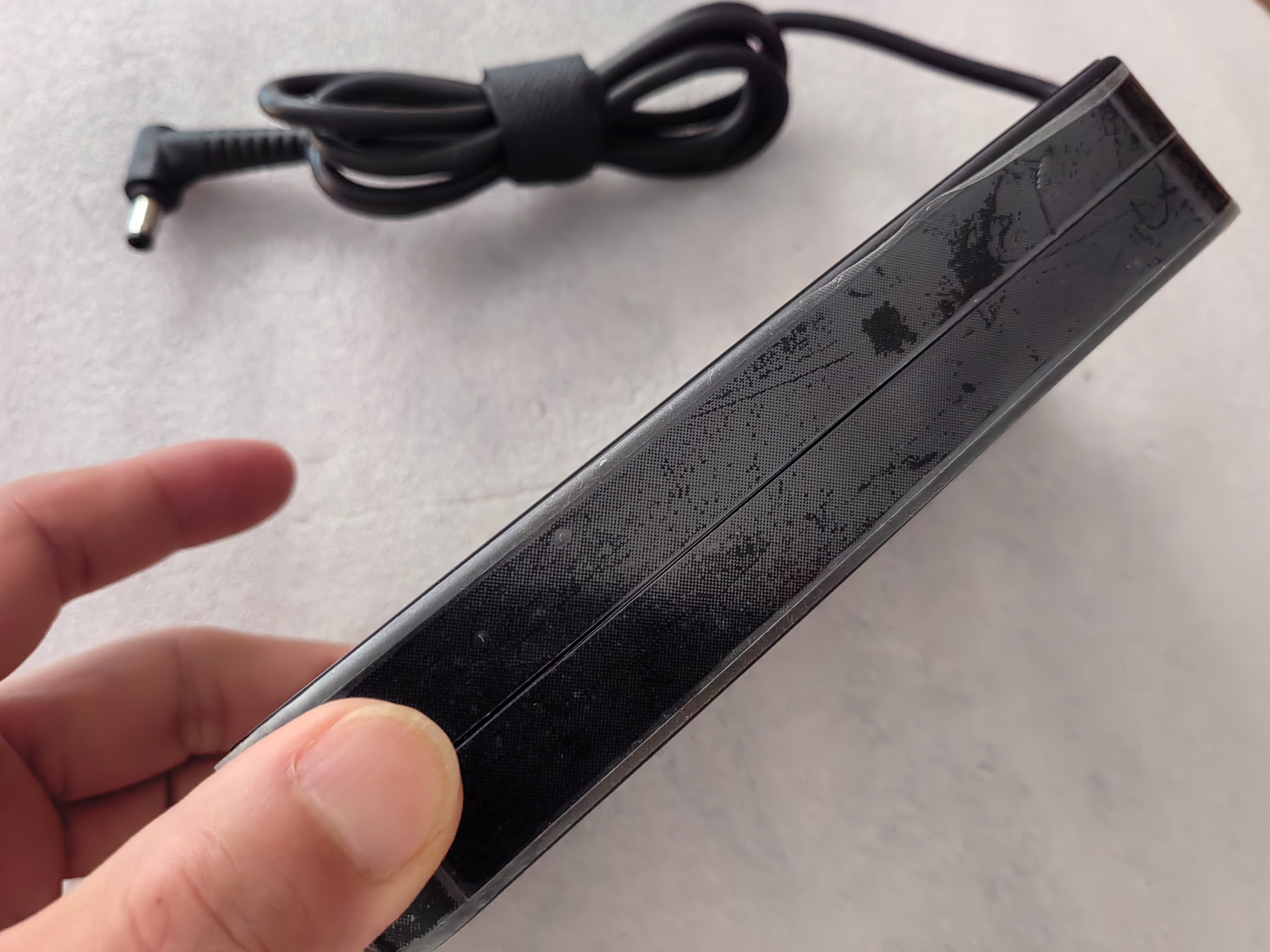 OEM Slim Delta 20V 11.5A 230W  - مراجعة Pc Gaming Uk وسعره